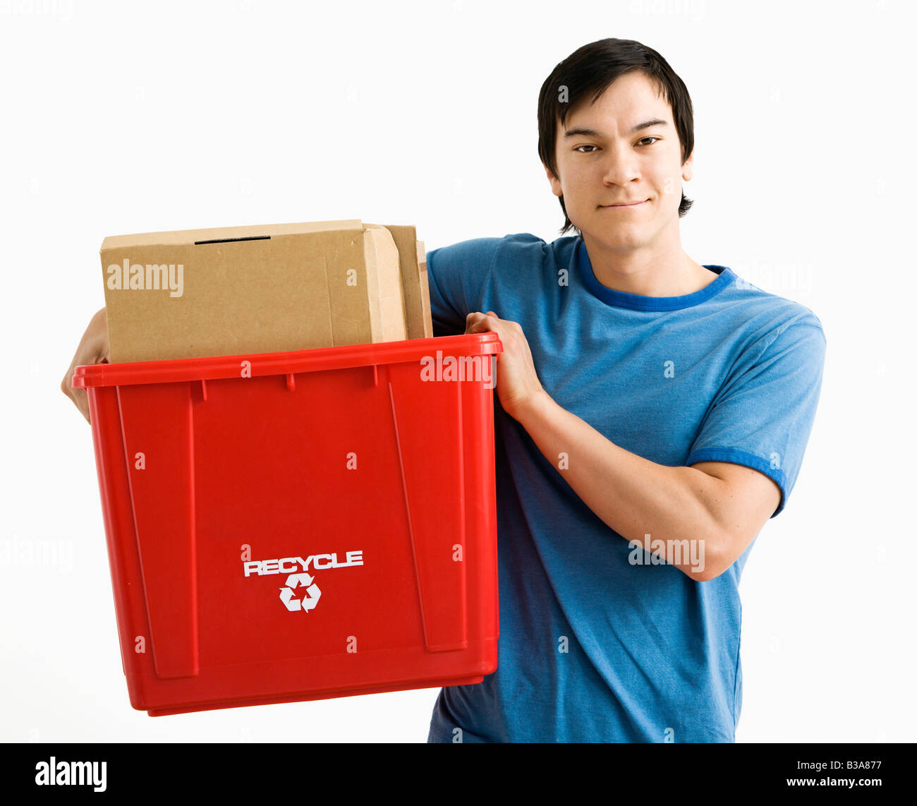 Porträt der asiatischen jungen Mann stehend Holding Recyclingbehälter Stockfoto