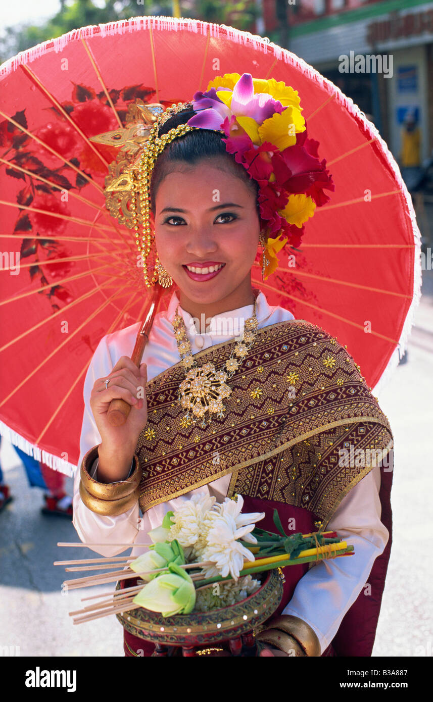Thailand, Chiang Mai, Mädchen in traditionellen Thai Kostüm auf dem Chiang Mai Flower Festival Stockfoto