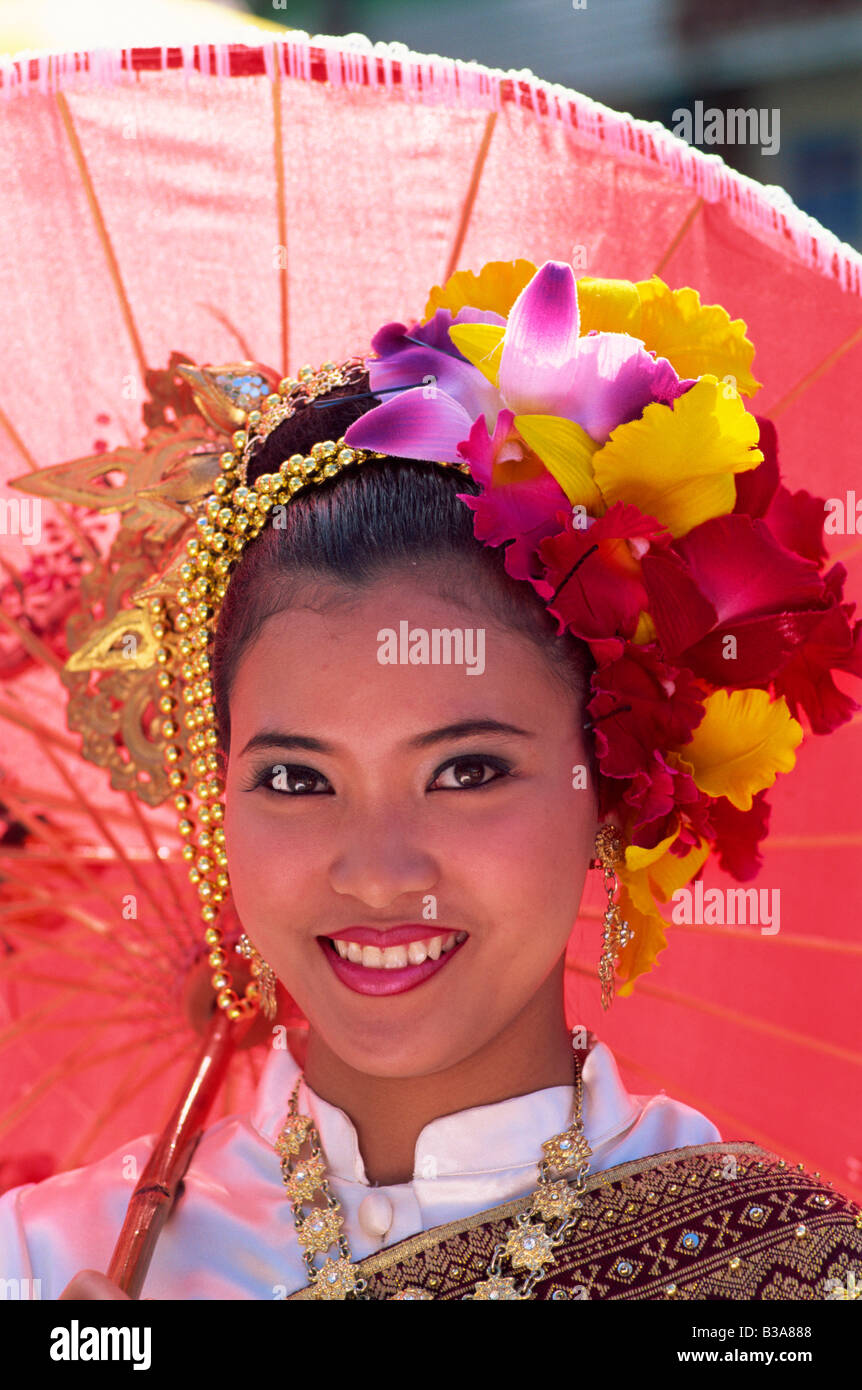 Thailand, Chiang Mai, Mädchen in traditionellen Thai Kostüm auf dem Chiang Mai Flower Festival Stockfoto