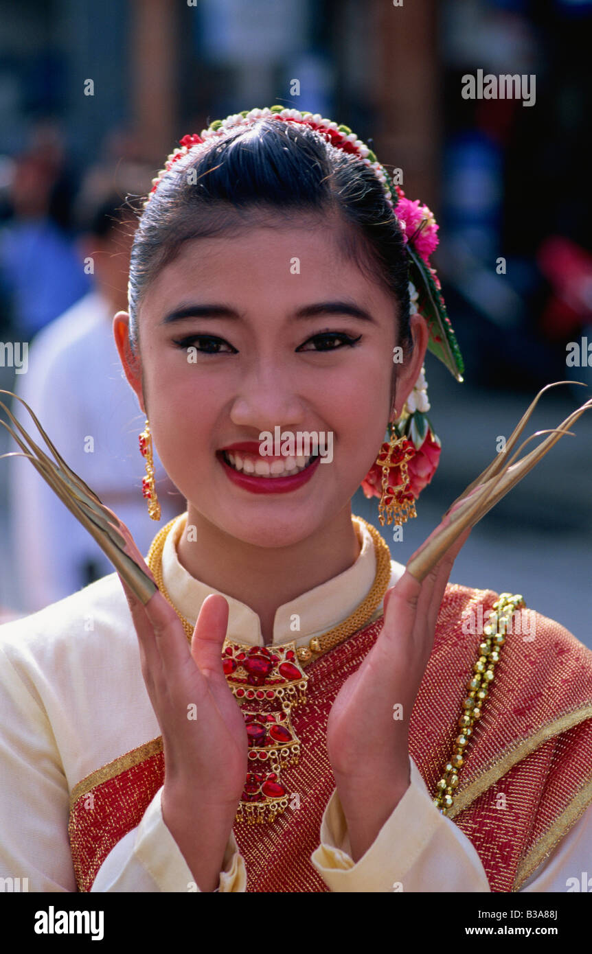 Thailand, Chiang Mai, Mädchen in traditionellen Thai Kostüm auf dem Chiang Mai Flower Festival Stockfoto