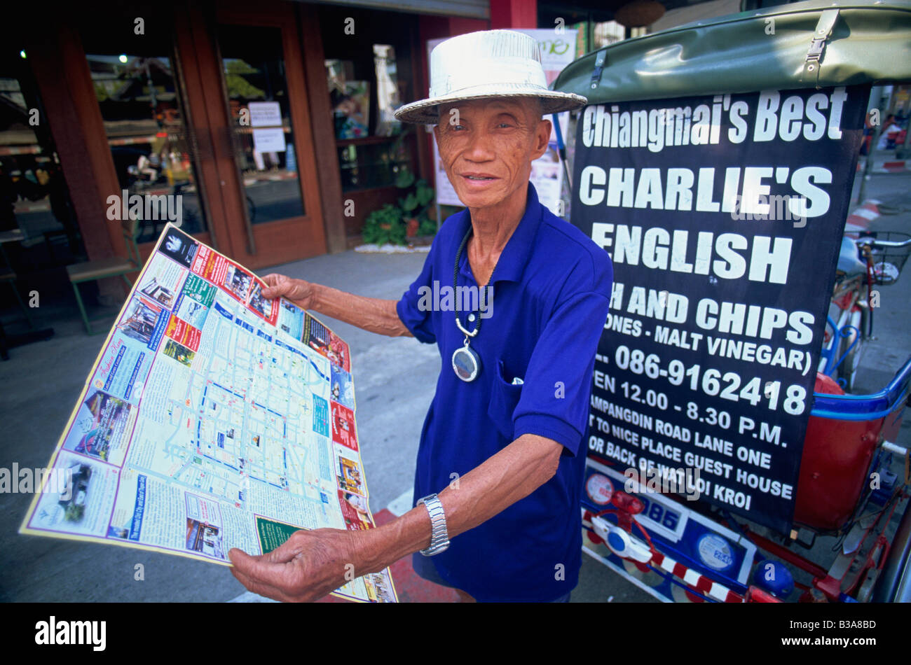 Thailand, Chiang Mai, Rikscha Taxi Driver zeigt Karte von Chiang Mai Stockfoto