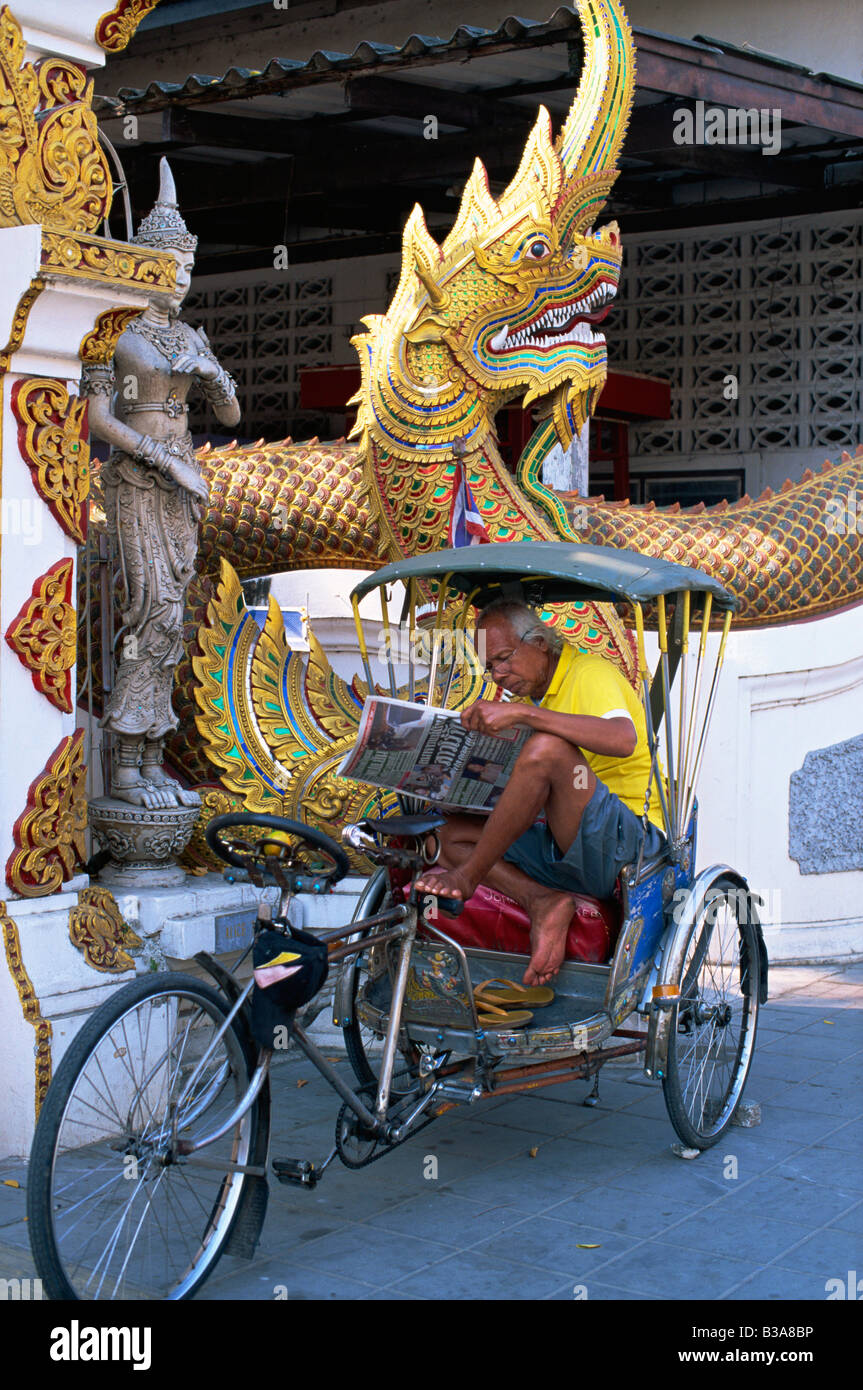 Thailand, Chiang Mai, Rikscha Taxi und Tempeleingang Stockfoto