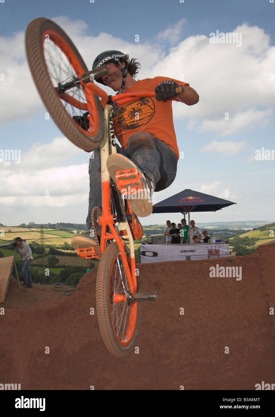 BMX-Fahrer beim Red Bull Imperium von Schmutz Wettbewerb 26. Juli 2008 Devon UK Stockfoto