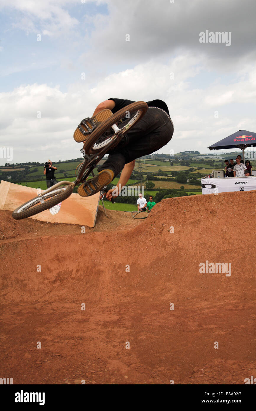 BMX-Fahrer beim Red Bull Imperium von Schmutz Wettbewerb 26. Juli 2008 Devon UK Stockfoto