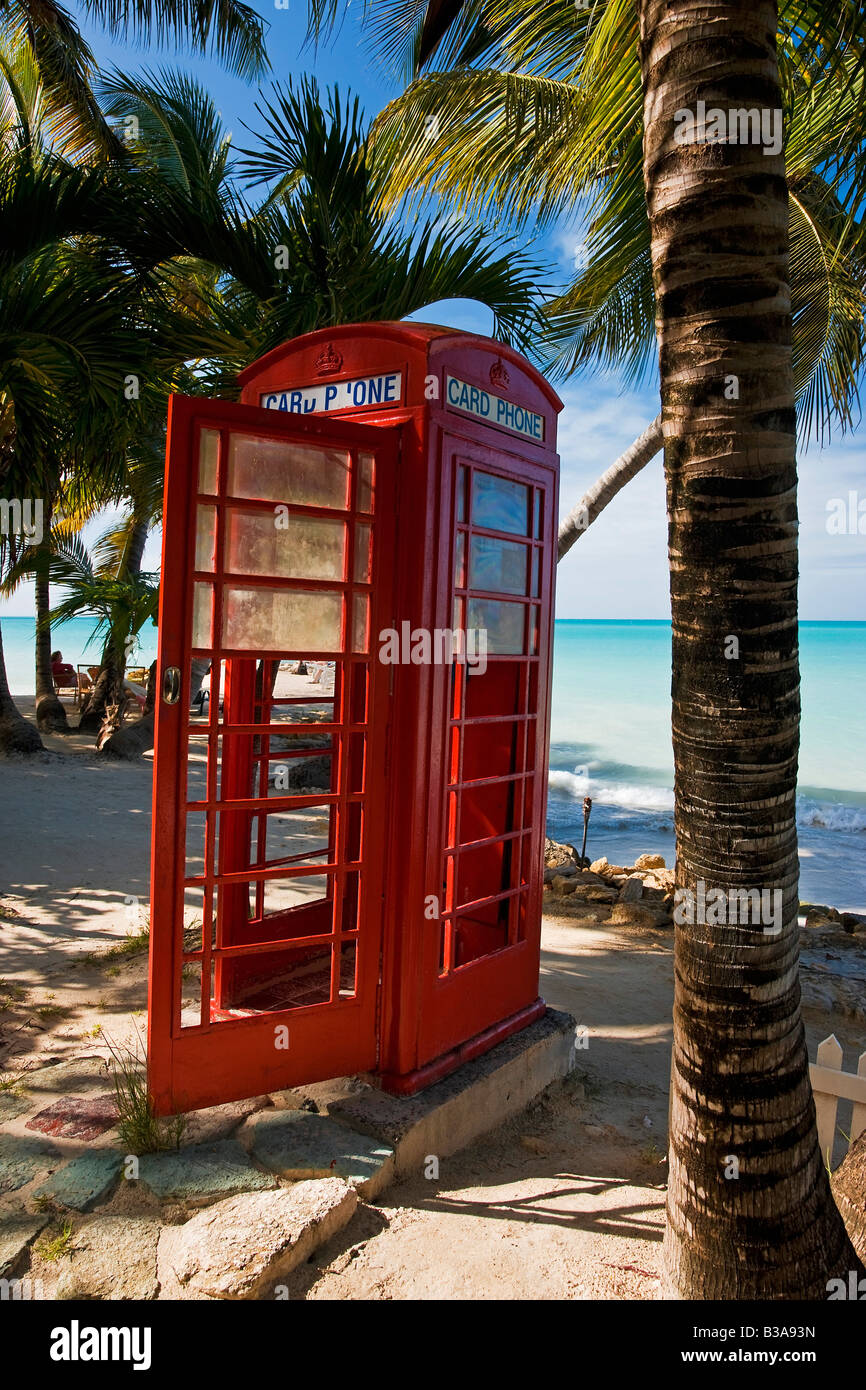 Karibik, Antigua, Dickenson Bay, Englisch rot Telefon box Stockfoto