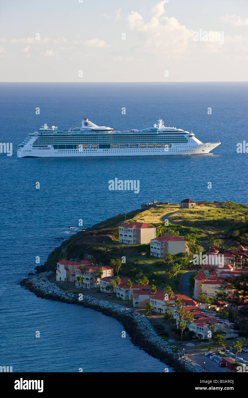 Karibik, Niederländische Antillen, Sint Maarten, große Bucht & Philipsburg, Kreuzfahrtschiff vorbei an der Landzunge von Fort Amsterdam Stockfoto