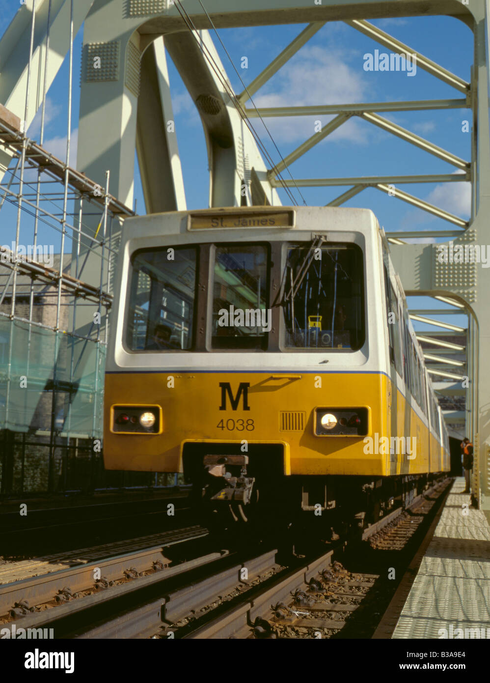 Tyneside Metro Straßenbahn überqueren die Queen Elizabeth II Brücke während Malerarbeiten, Tyneside, Tyne und Wear, England, UK. Stockfoto