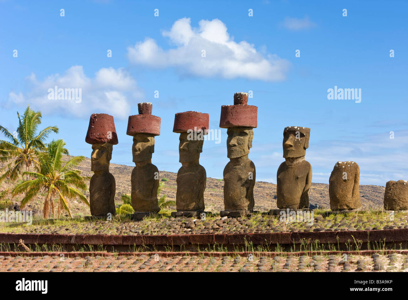 Chile, Rapa Nui, Osterinsel, Anakena Strand, monolithischen riesigen steinernen Moai Statuen des Ahu Nau Nau Stockfoto