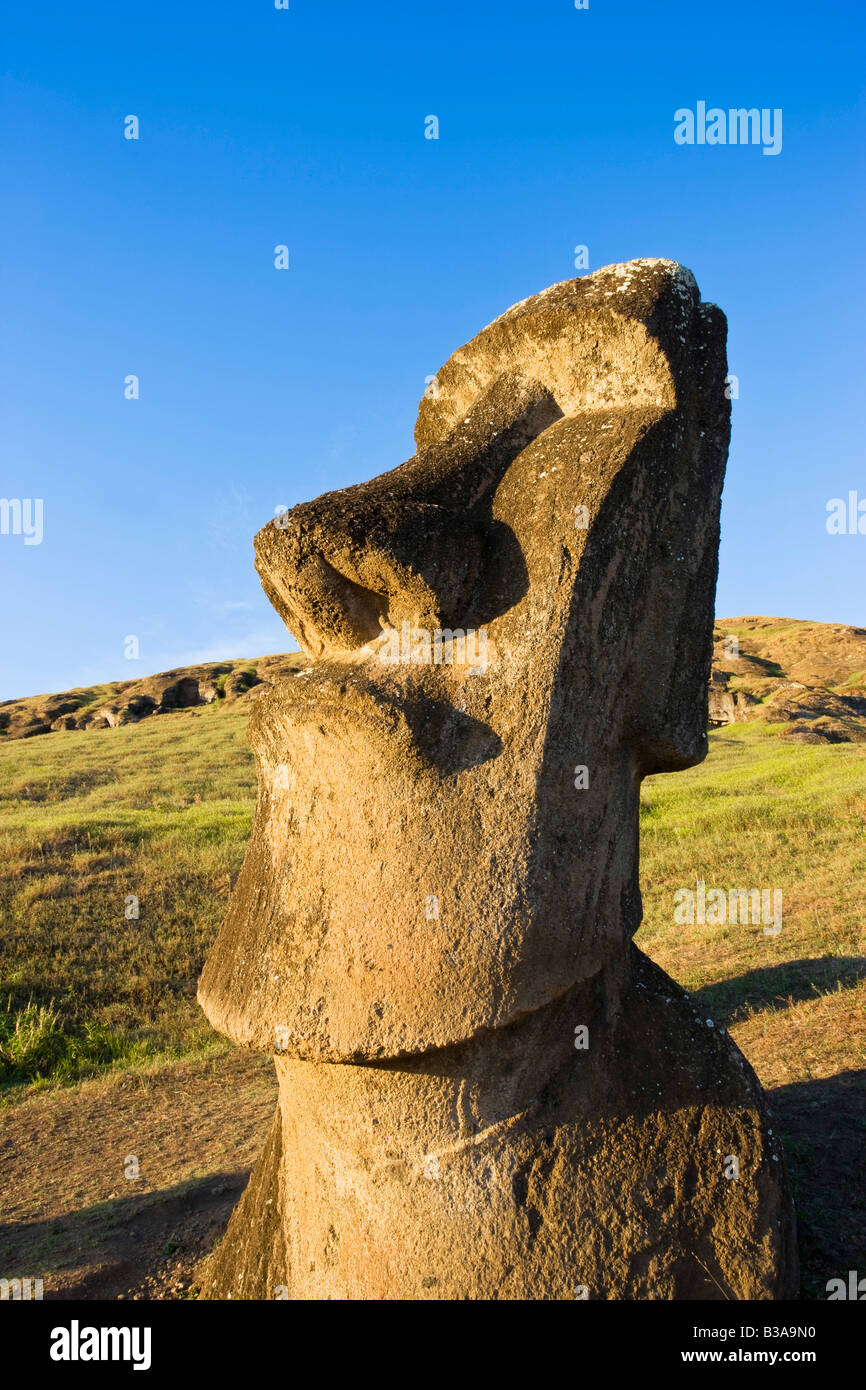 Chile, Rapa Nui, Osterinsel, riesige monolithische Maoi Steinstatue am Rano Raraku Stockfoto