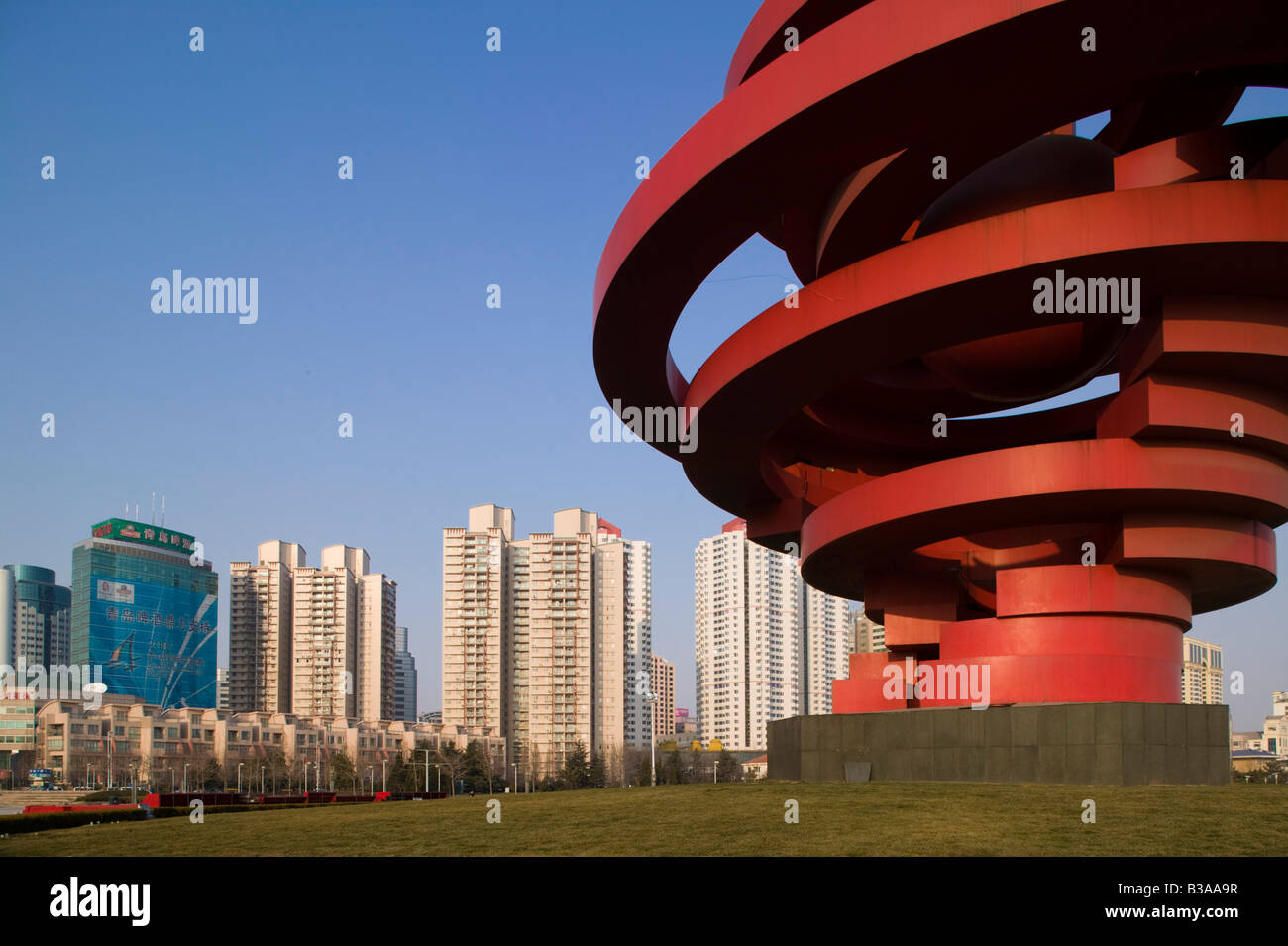 China, Provinz Shandong, Qingdao, Neustadt, neue Türme auf Xianggang Xilu & Wusi Square Denkmal Stockfoto