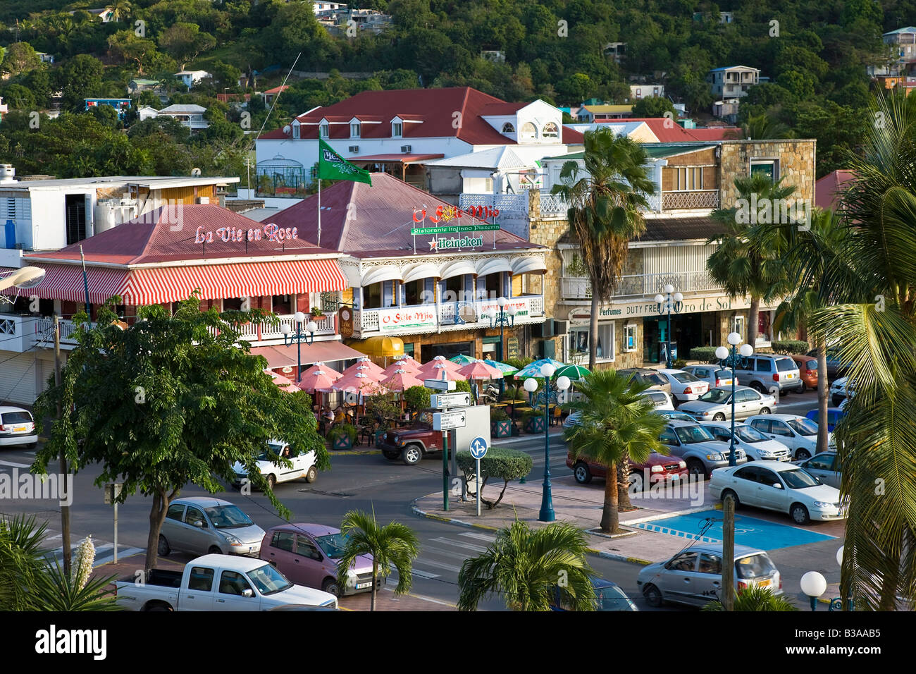 Karibik, Französische Antillen, Saint Martin, Restaurants und Geschäfte in Marigot Stockfoto