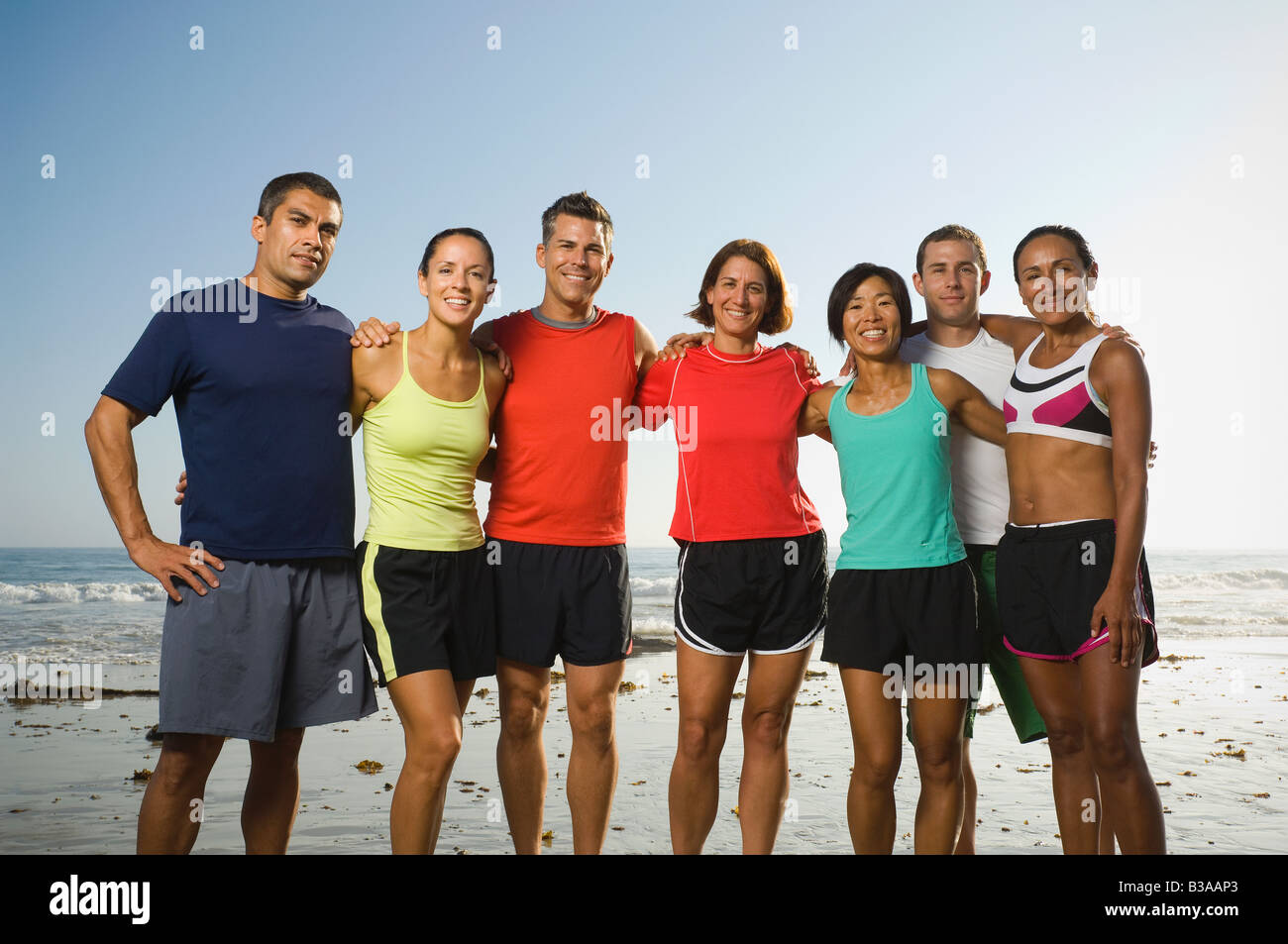 Multi-ethnischen Läufer am Strand Stockfoto