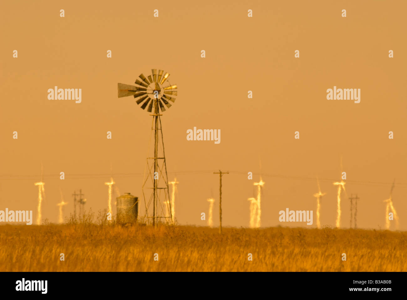USA, Texas, in der Nähe von Amarillo, Route 66, alte Windpumpe und moderne Windkraftanlagen Stockfoto