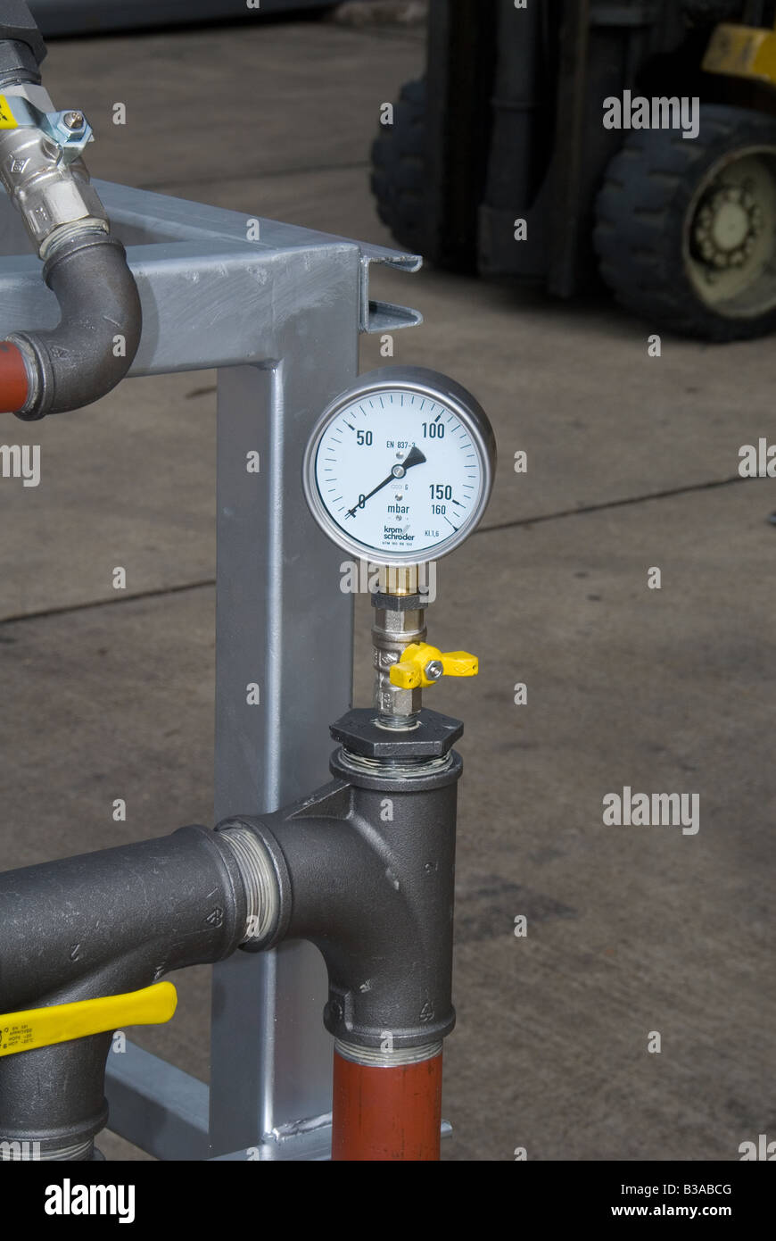 Manometer und thermisch isolierte Rohre an der Rohrleitung Stockfotografie  - Alamy