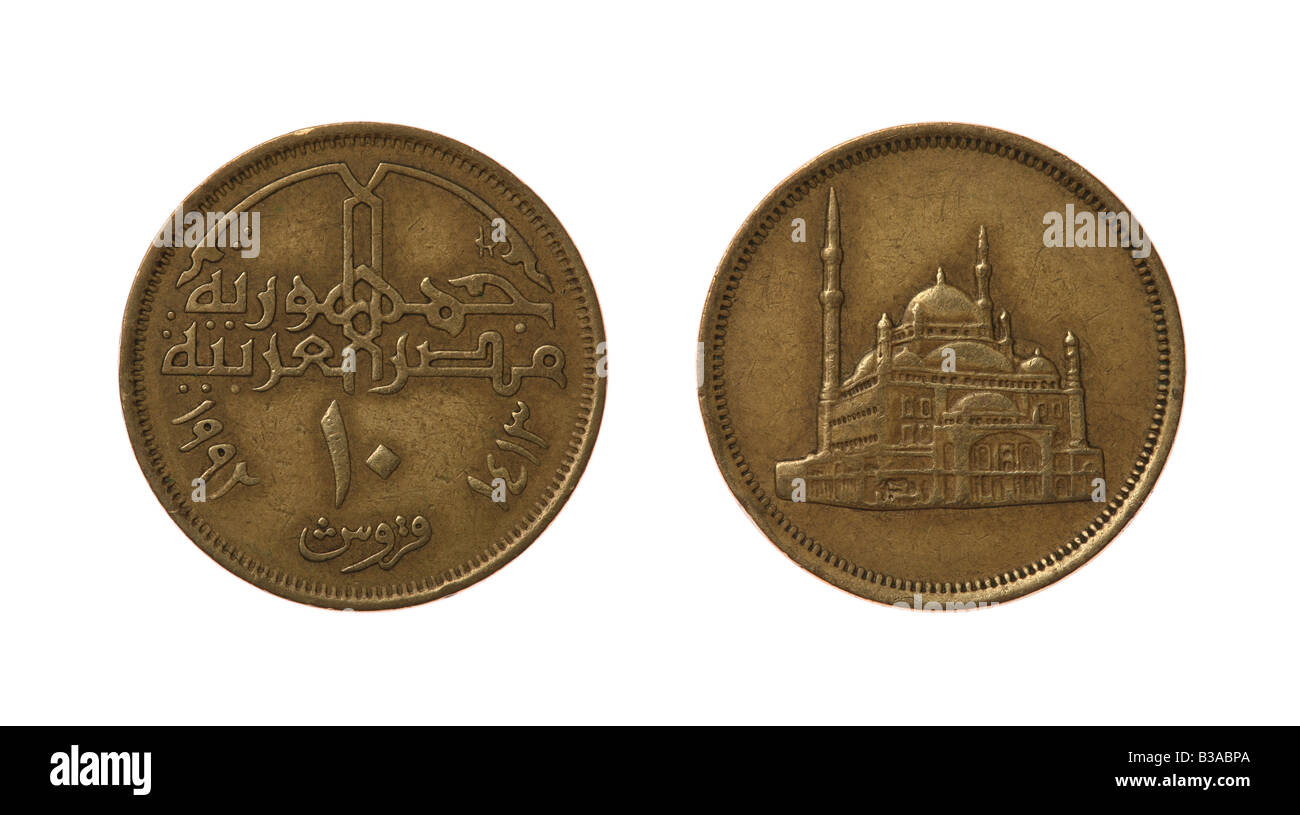Zehn ägyptischen Qirsh oder Piaster Münze aus dem Jahr 1992. Vorder- und Rückseite isoliert auf weiss. Stockfoto