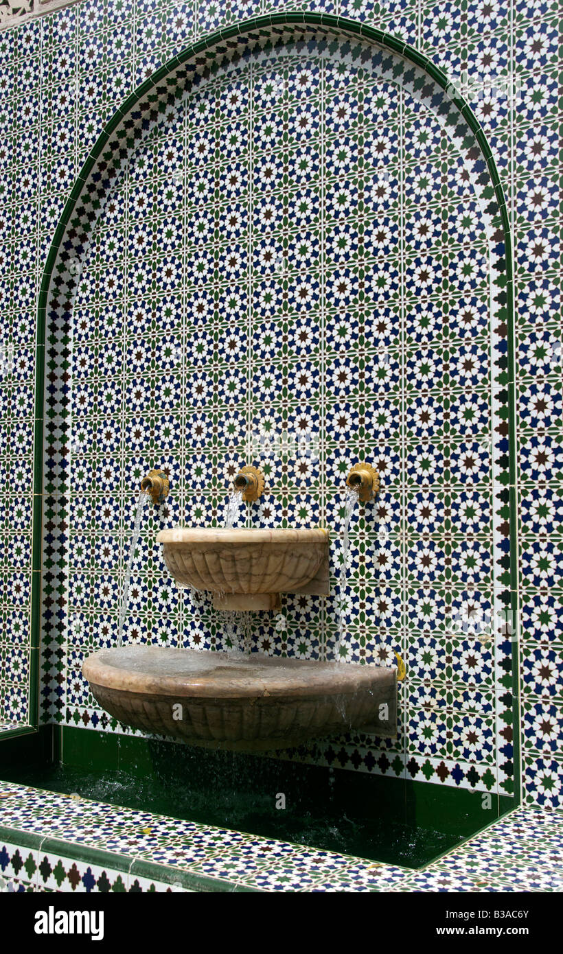 Brunnen und Fliesenwand Asma Bint Alawi Moschee Muscat Oman Stockfoto