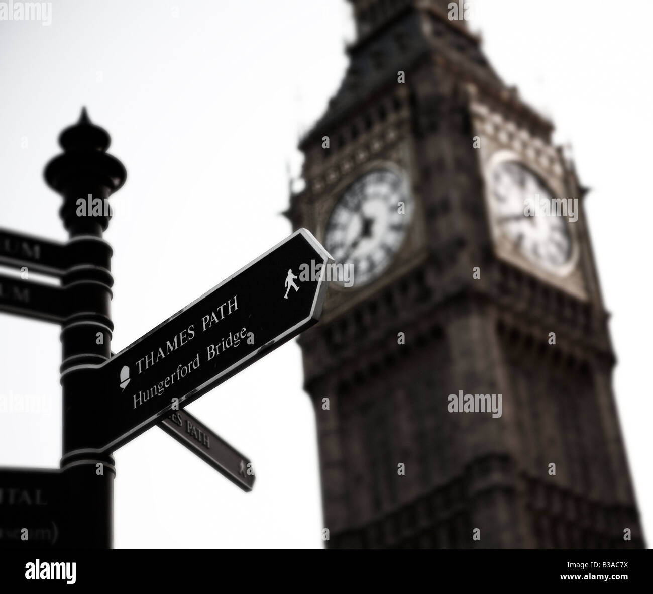 Thames Path Straßenschild mit Big Ben im Hintergrund Stockfoto