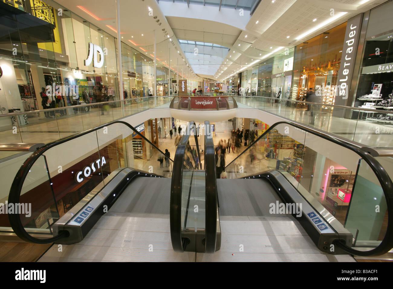 Stadt von Derby, England. Läden und Geschäfte innerhalb von Westfield Derby Einkaufs- und Freizeitzentrum. Stockfoto