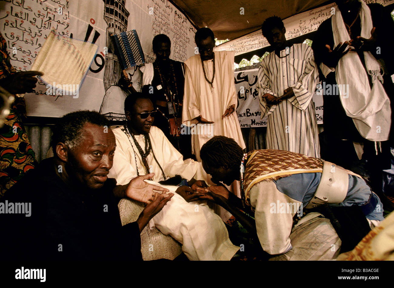 "TOUBA, AFRIKAS WENIG MEKKA" GLÄUBIGEN HULDIGEN, UND ETWAS BARGELD ZU SCHEICH DIGUEL FALLEN IN SEINEM HAUS IN MBEKI, 1996 Stockfoto