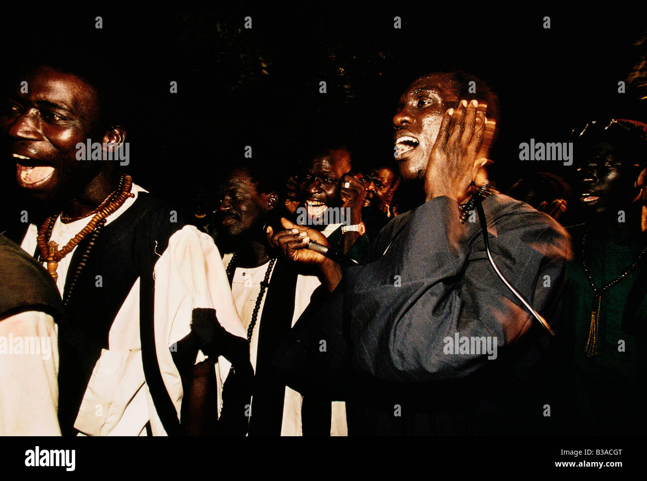 TOUBA, AFRIKAS WENIG MEKKA ", BAYE FALL ANHÄNGER TANZEN SIE SELBST DURCH DIE NACHT IN A IN DER NÄHE VON TRANCE ÜBER NACHT GRAND MAGÁL, 1996 Stockfoto