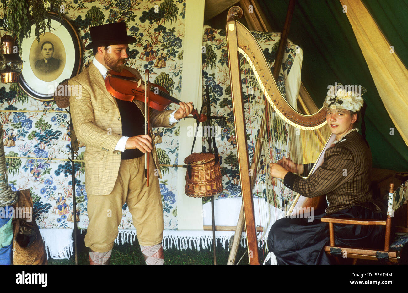 Viktorianische Reenactment Musiker Musik Musikinstrumente Geige Violine Harfe Cembalo englische Kostüm Hautbois Stockfoto