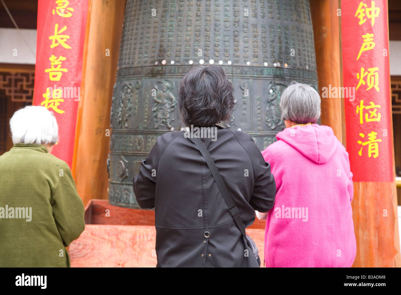 Asiatische Frauen beten in einem Tempel in China Stockfoto Asiatische Frauen beten in einem Tempel in China Stockfoto