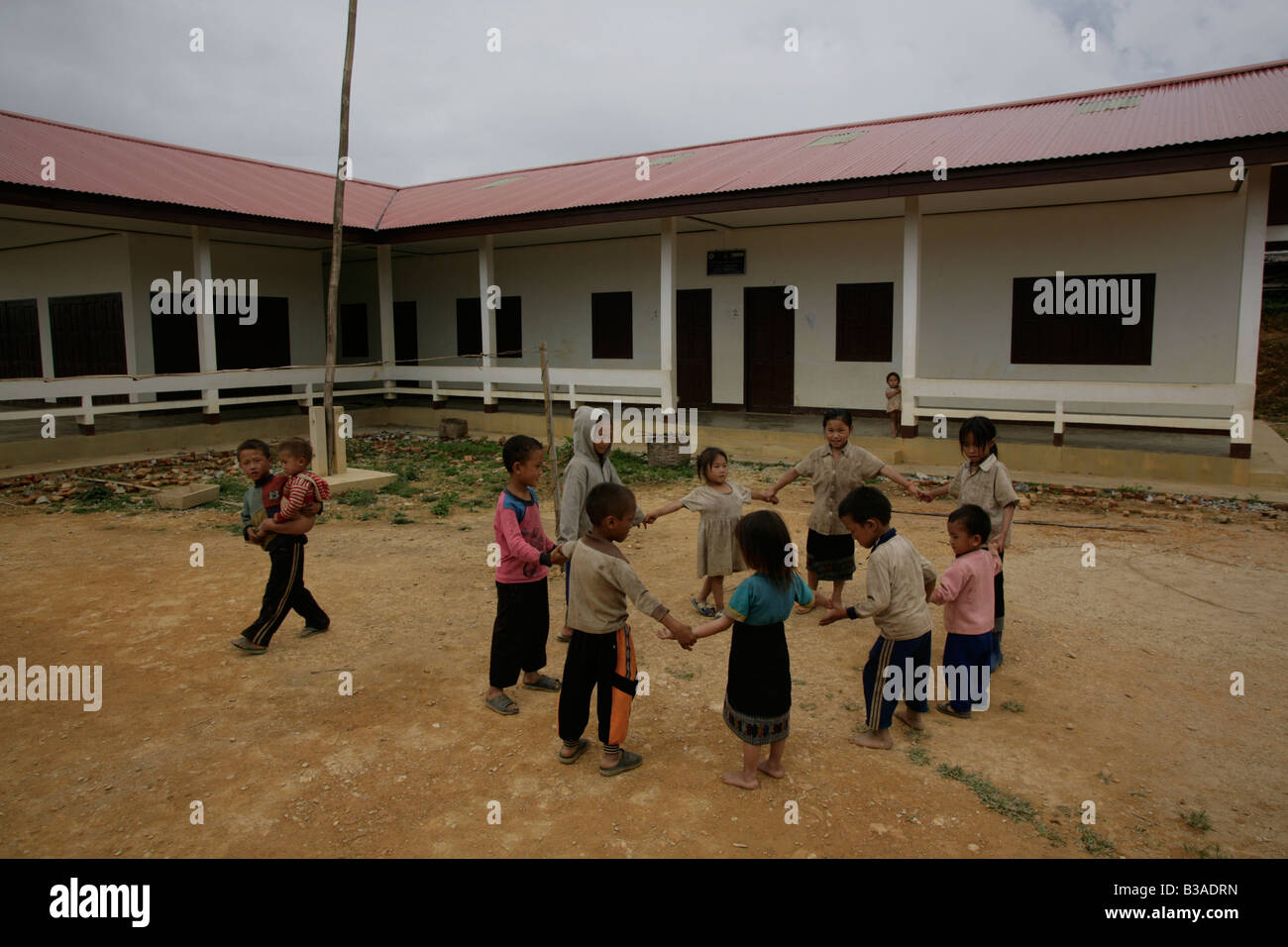 Nong Het District, Provinz Xieng Khouang, Laos. Kinder spielen im Spielplatz geöffnet nachdem MAG Ortsbild des UXO gelöscht. Stockfoto