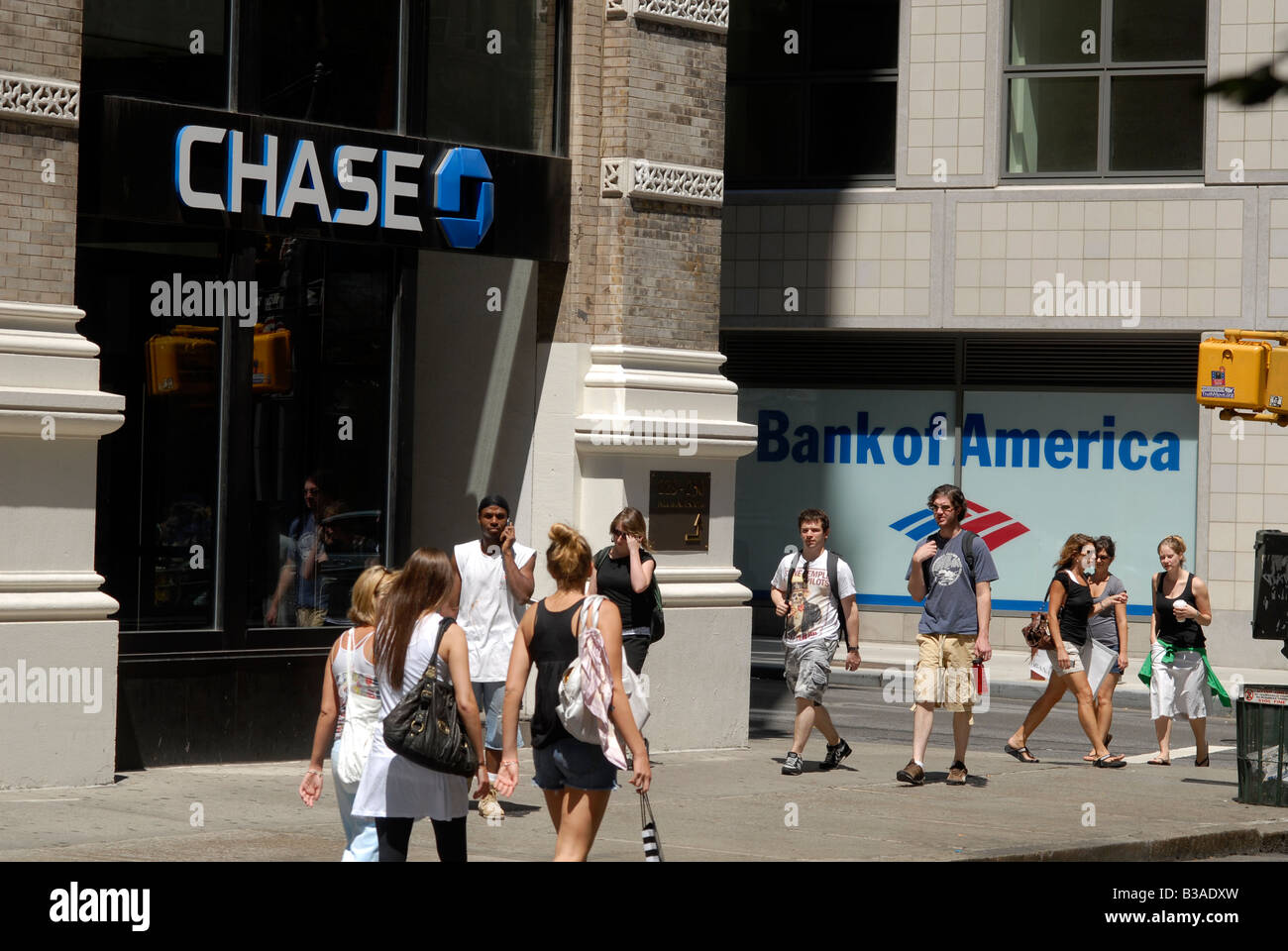 JPMorgan Chase und Bank of America Zweige auf der anderen Straßenseite von einander in New York Stockfoto