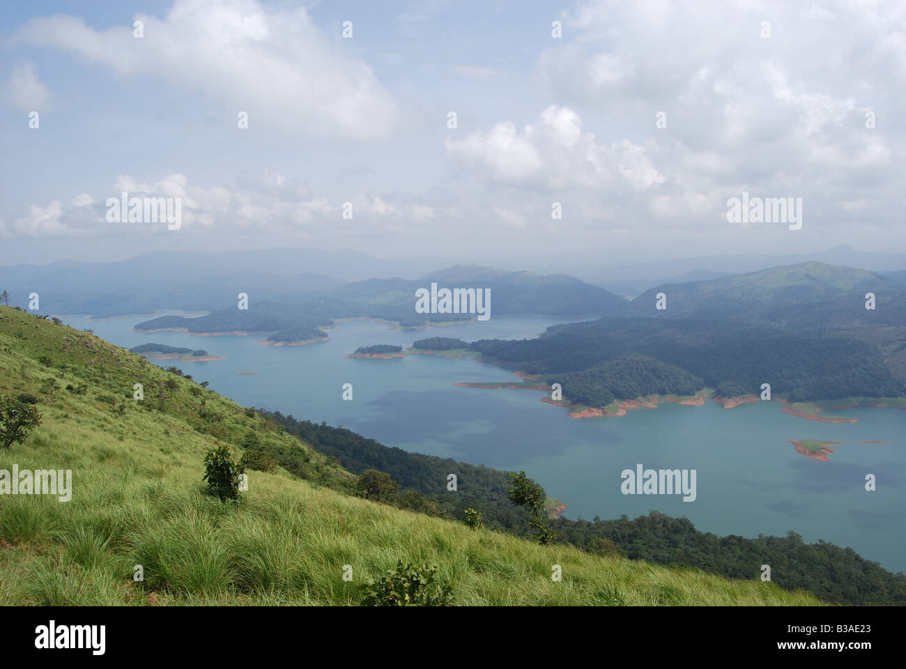 Blick auf die Hügel von Idukki Stausee umgeben von Wäldern und Bergen Stockfoto