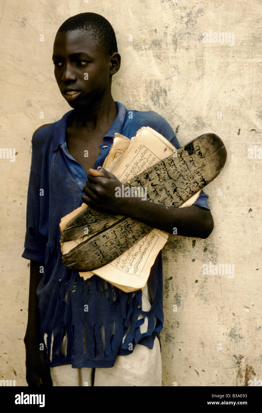 "TOUBA, AFRIKAS WENIG MEKKA", ELTERN SCHICKEN IHRE KINDER ZUR ARBEIT FÜR ALHAJI MUSTAFA KA IM TAUSCH GEGEN MUSLIMISCHE ERZIEHUNG, 1996 Stockfoto