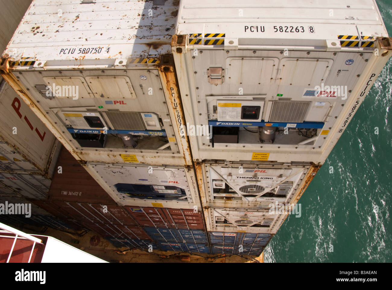 Blick hinunter auf Container gestapelt auf dem Deck eines Containerschiffes, wie gesehen von der Brücke des Schiffes. Stockfoto
