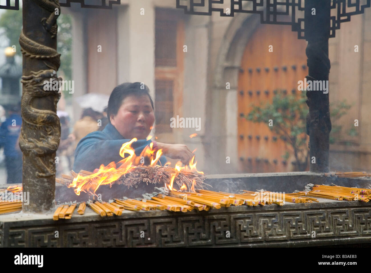 Frau Weihrauch und Gebet im Tempel in China Stockfoto