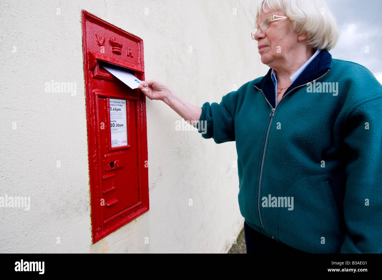 2. Klasse-Brief Entsendung im Briefkasten UK Stockfoto