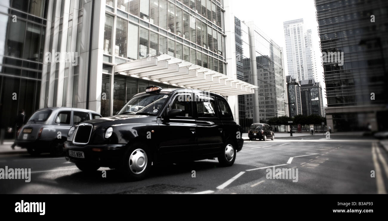 London Taxi Taxi vor einem Bürogebäude Stockfoto