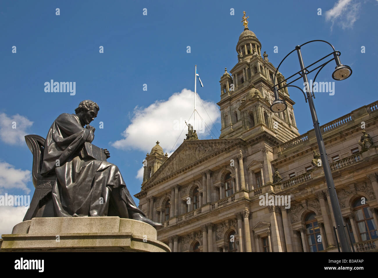 Statue von Arzt Thomas Graham 1805-1869 George Square Glasgow mit City Chambers im Hintergrund Stockfoto