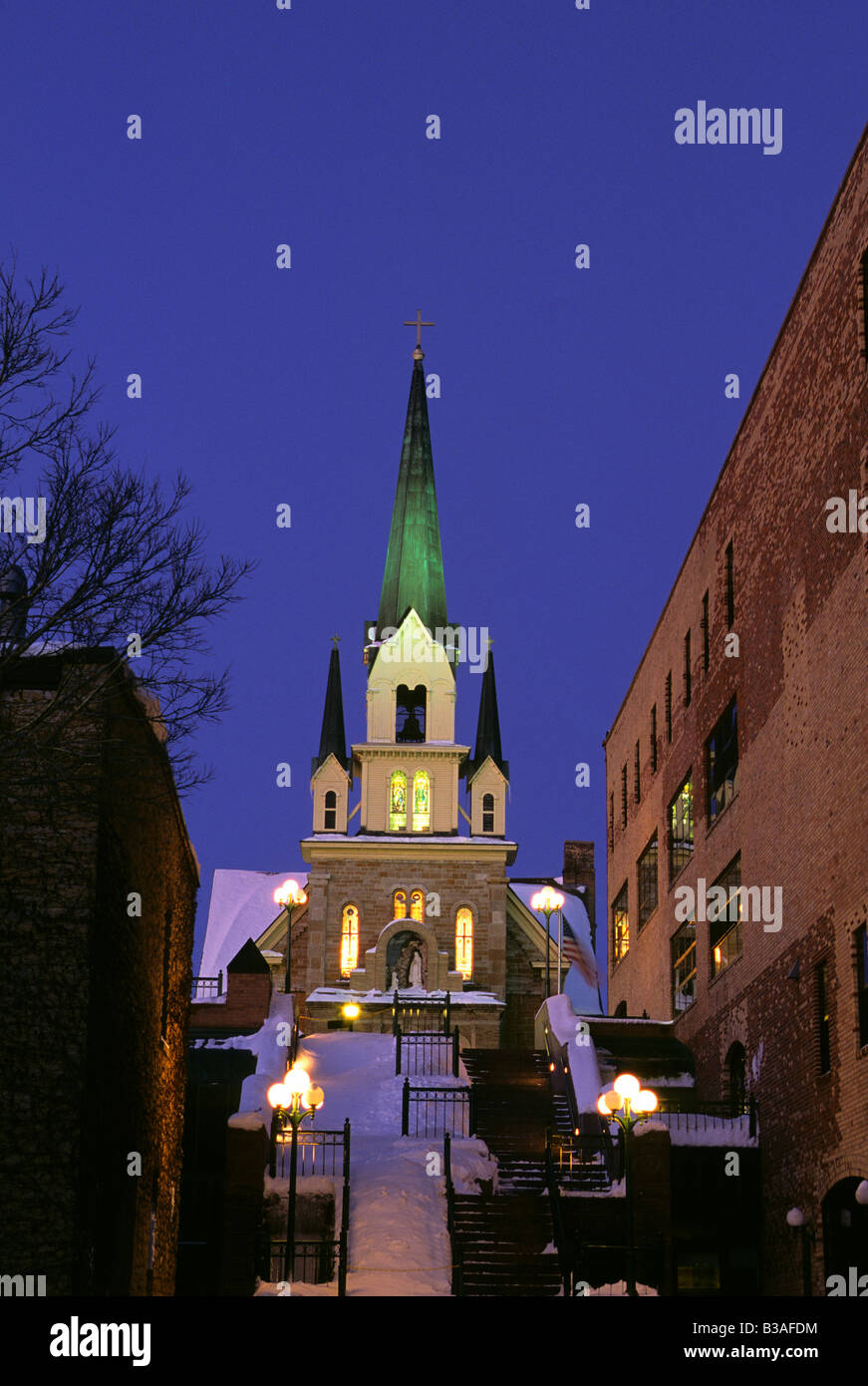 UNSERER LIEBEN FRAU VON LOURDES KIRCHE IN ST. ANTHONY MAIN NACHBARSCHAFT VON MINNEAPOLIS, MINNESOTA.  DÄMMERUNG; WINTER. Stockfoto