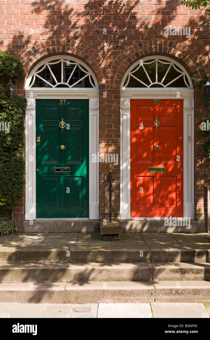 UK Cheshire Tarporley rot und grün bemalt Vordertüren des neu gebauten georgianischen Stil Reihenhaus Häuser Stockfoto