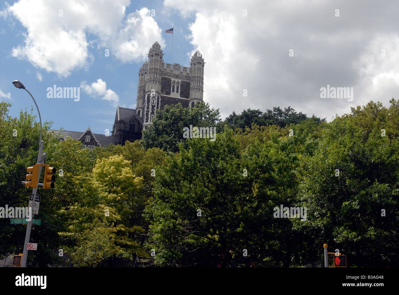 Shepard Hall des City College in Morningside Heights erhebt sich über Morningside Park in New York Stockfoto