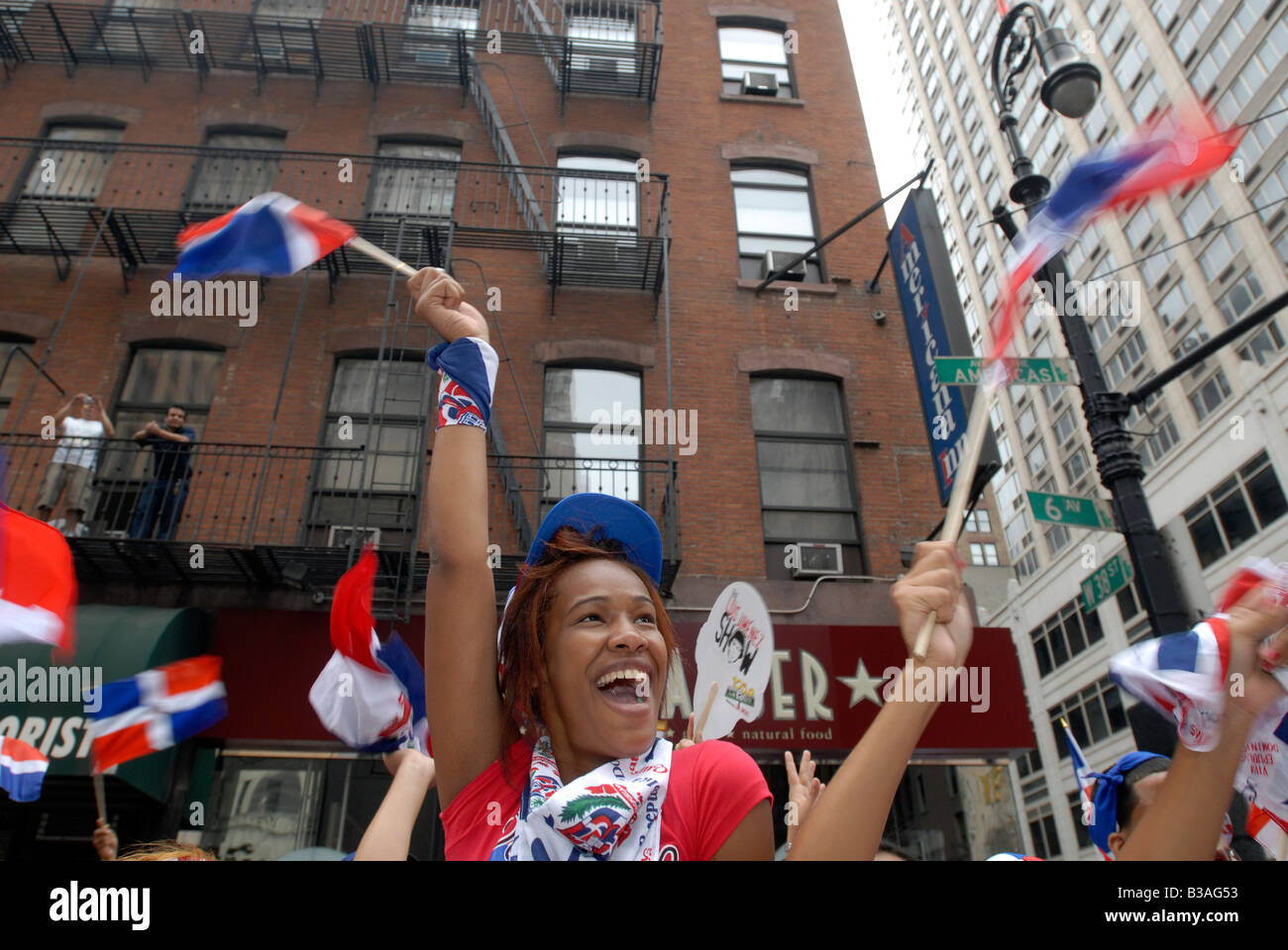 Tausende von Dominikanische Amerikaner und Unterstützern feiern bei der jährlichen Dominikanischen Independence Day Parade in New York Stockfoto