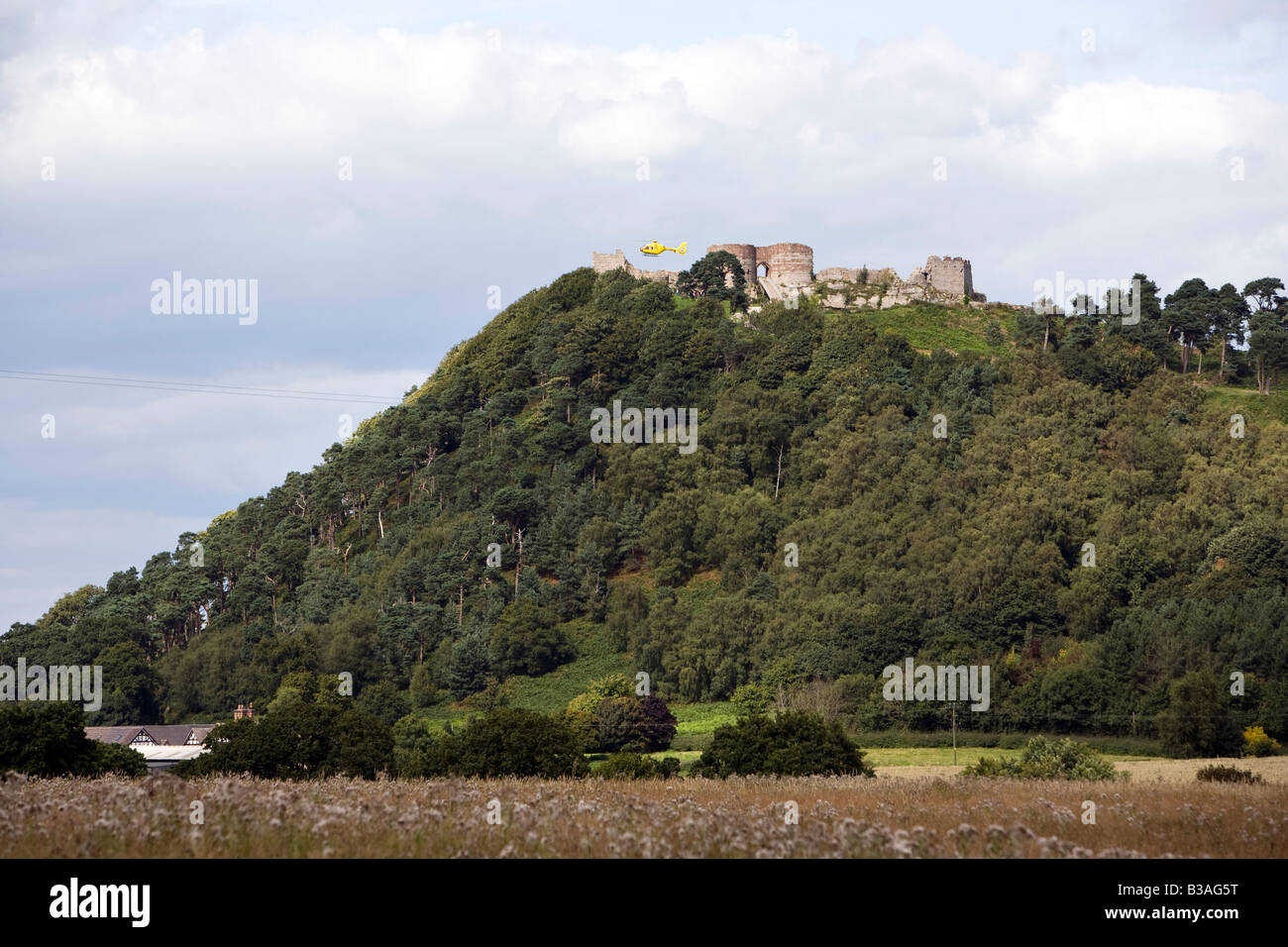 UK Cheshire Beeston Schloß mit Hubschrauber abheben von oben Stockfoto