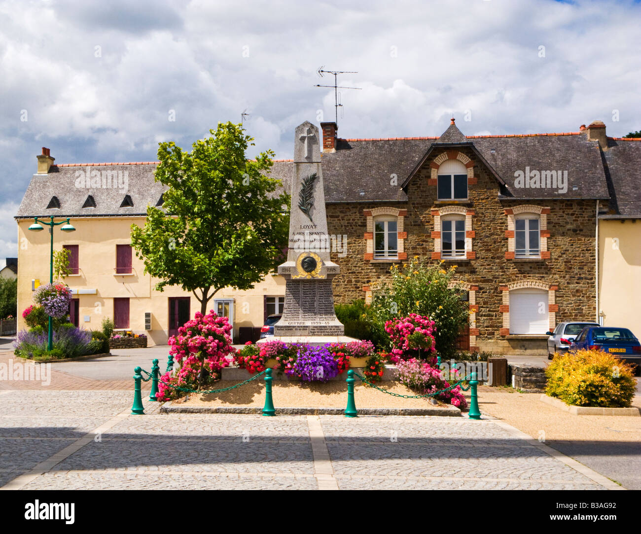 Französisches Dorf - Kriegerdenkmal im Zentrum von Loyat, Morbihan, Bretagne, Frankreich Stockfoto