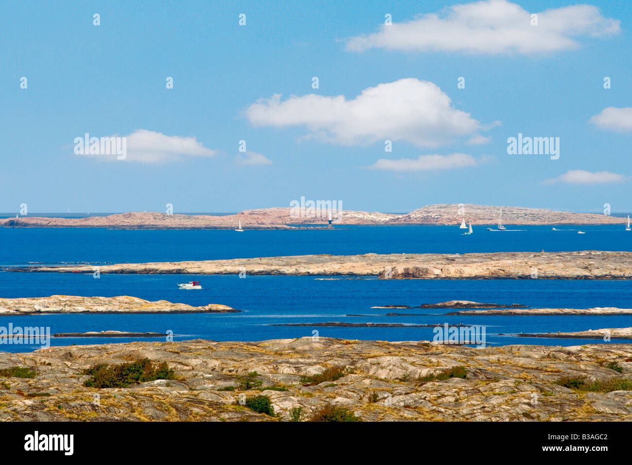 WESTKÜSTE SCHWEDEN BOHUSLÄN SMÖGEN SEGELN IN WESTKÜSTE ARCHIPEL Stockfoto