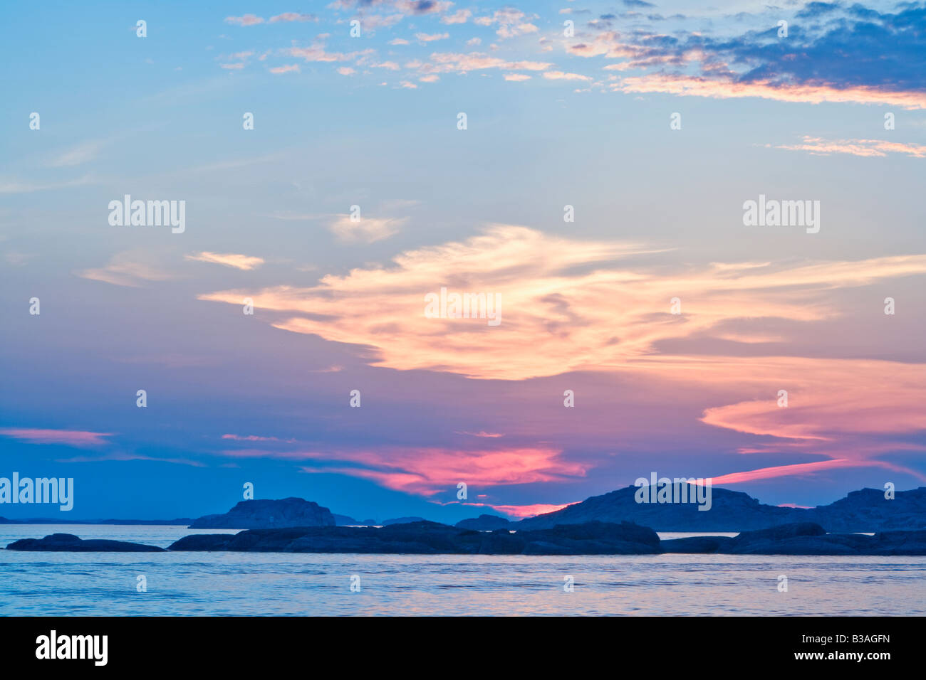 WESTKÜSTE SCHWEDEN BOHUSLÄN FISKEBÄCKSKIL SONNENUNTERGANG ÜBER ARCHIPEL Stockfoto