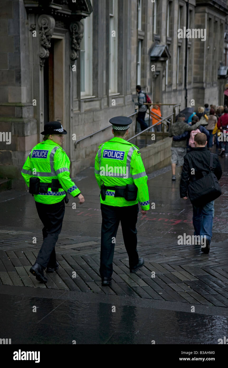 Männliche und weibliche Polizisten auf Street, Edinburgh, Scotland, UK, Europa Stockfoto