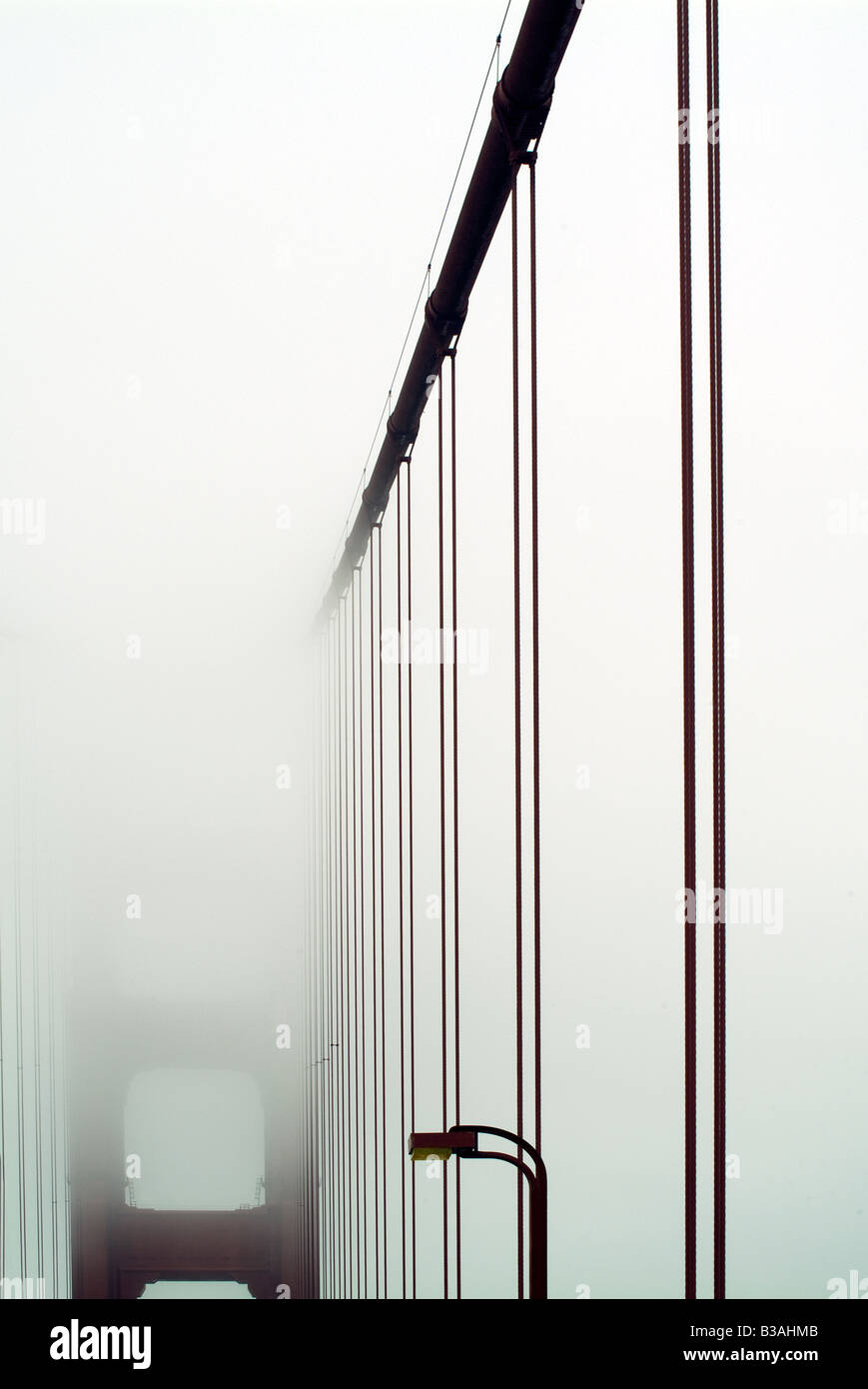 von der golden Gate Brücke Nebel in San Francisco, Usa uns statische Architektur hautnah Stockfoto