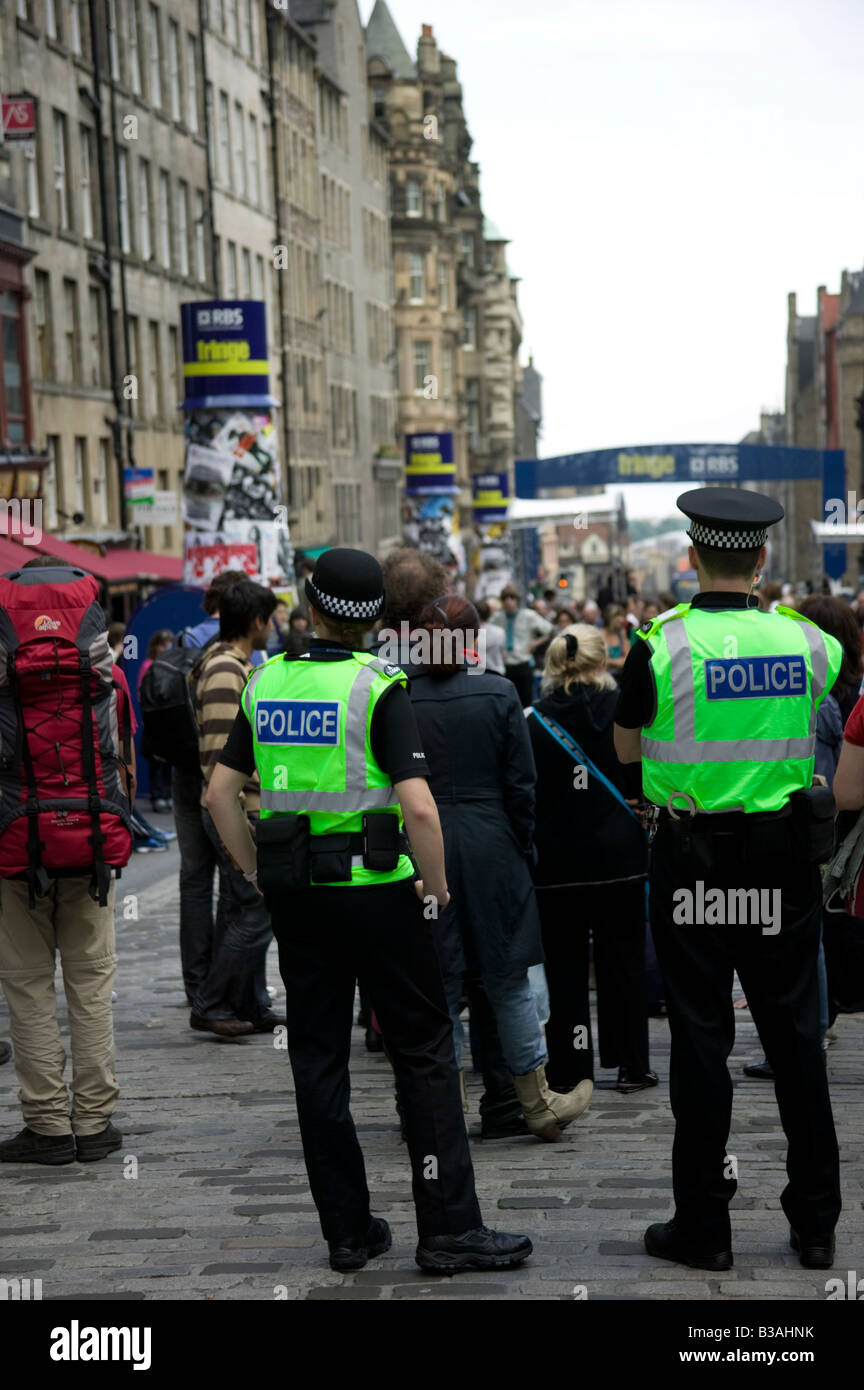 Zwei männliche Polizisten beim Fringe Festival, Royal Mile, Edinburgh, Schottland, UK, Europa Stockfoto