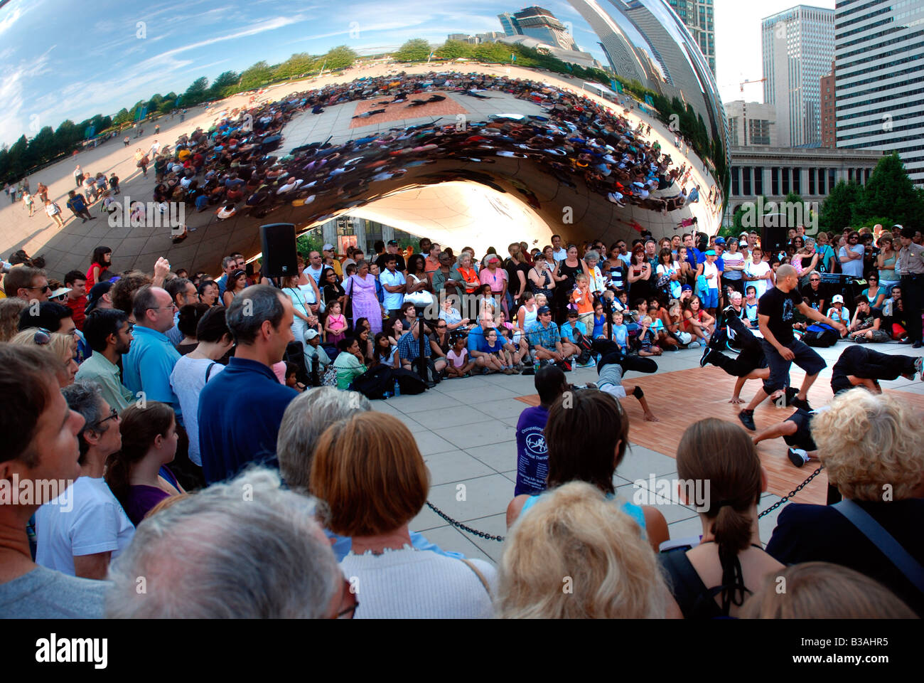 Breakdance-Performance in der Nähe von Chicago Bohne oder Cloud Gate auf die an T Plaza Chicago Illinois USA Stockfoto