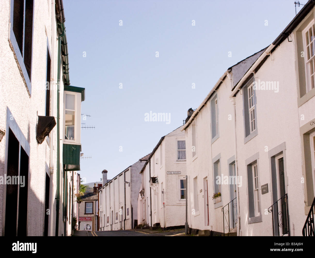 Malerische alte Straße in Keswick Major Cumbrian Stadt alt weiß gewaschen terrassenförmig angelegten Gebäuden im Sommer Stockfoto
