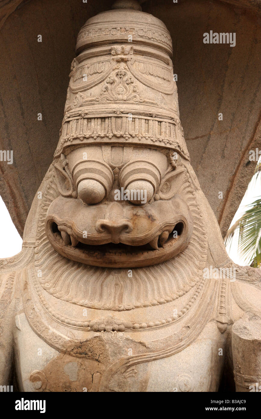 Gesichts Detail der Ugra Narasimha aus einem Steinrelief der vierten Inkarnation von Lord Vishnu in Hampi, Indien. Stockfoto