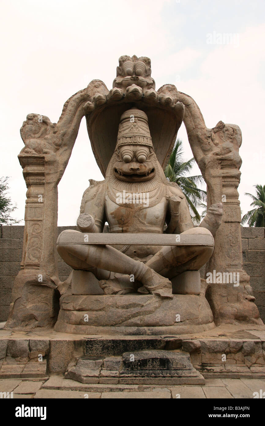 Ein Steinschnitt der Ugra Narasimha, die vierte Inkarnation von Lord Vishnu in Hampi, Indien. Stockfoto